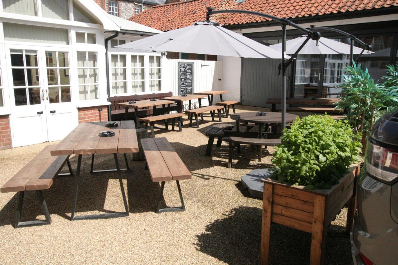 The Red Lion Hotel 크로머 외부 사진 The courtyard at The Old Mill