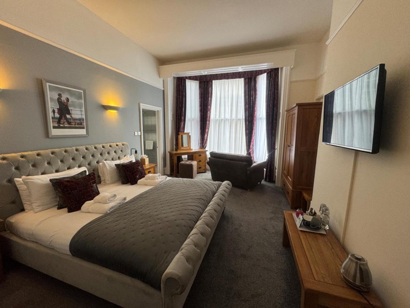 The Red Lion Hotel 크로머 외부 사진 A bedroom at the hotel