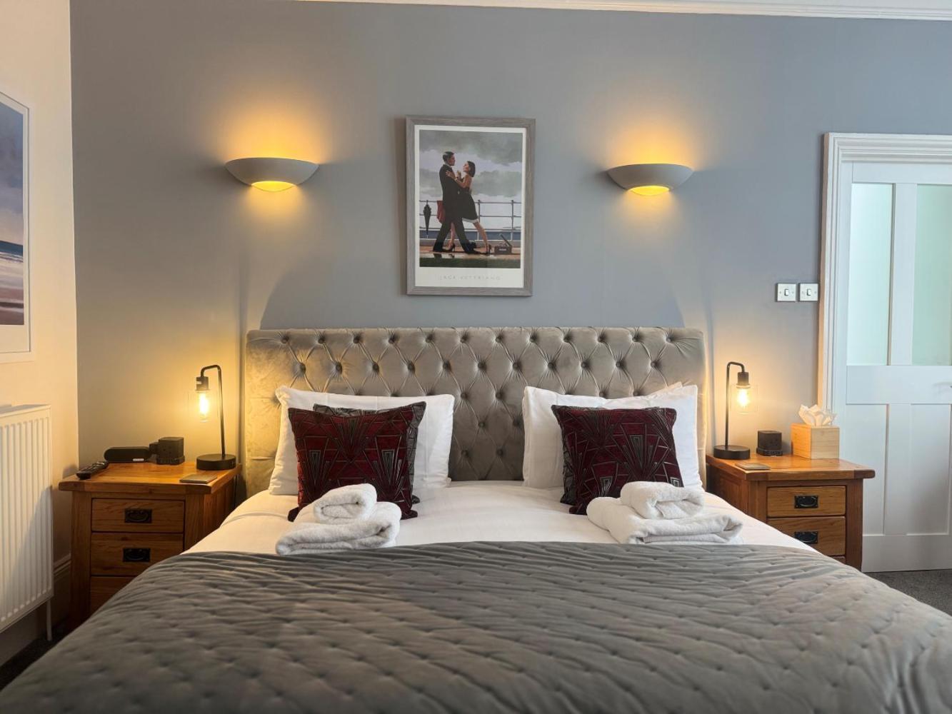 The Red Lion Hotel 크로머 외부 사진 A bedroom at the hotel